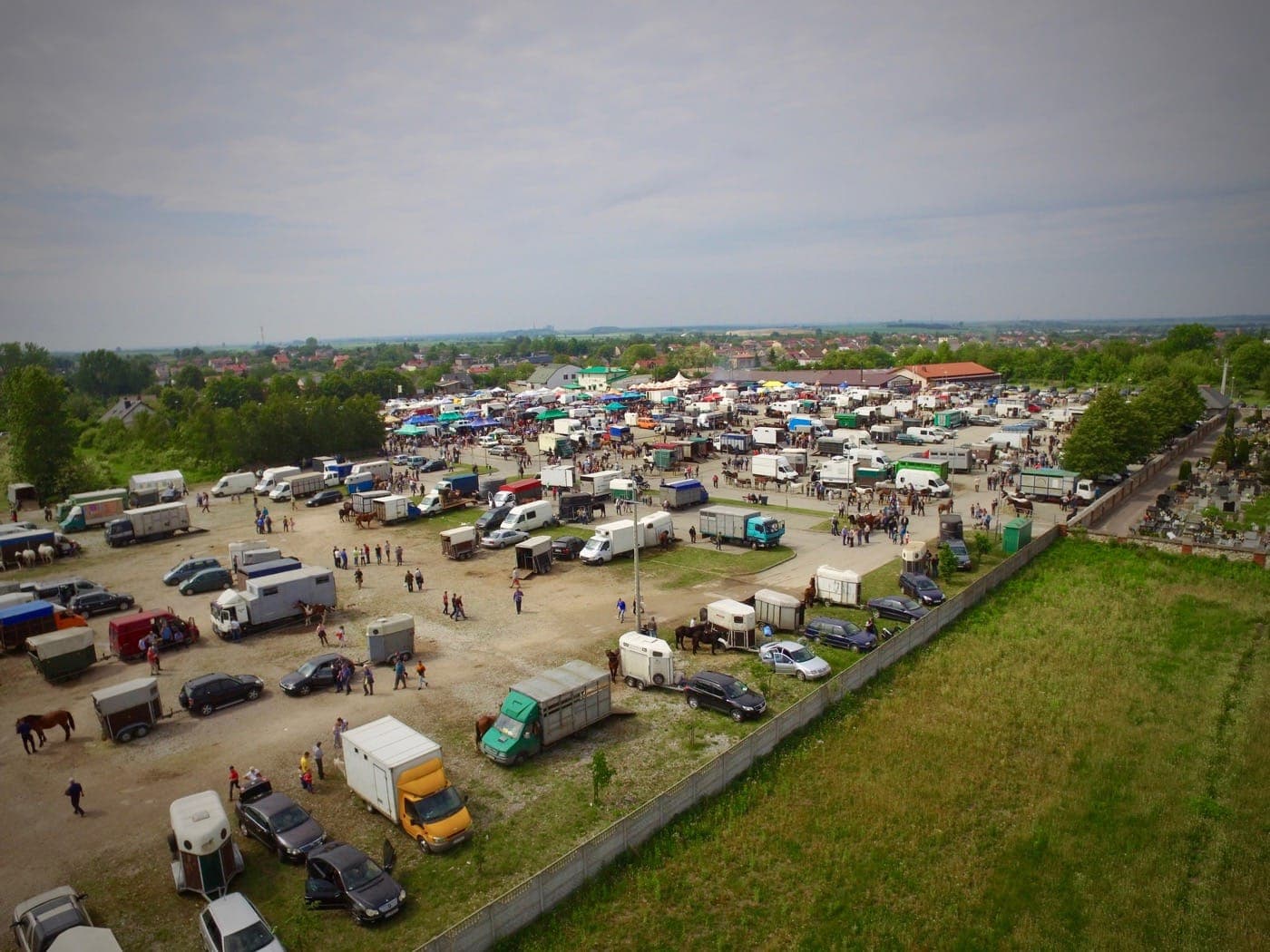 Targi Koni w Pajęcznie z lotu ptaka — panorama placu targowego